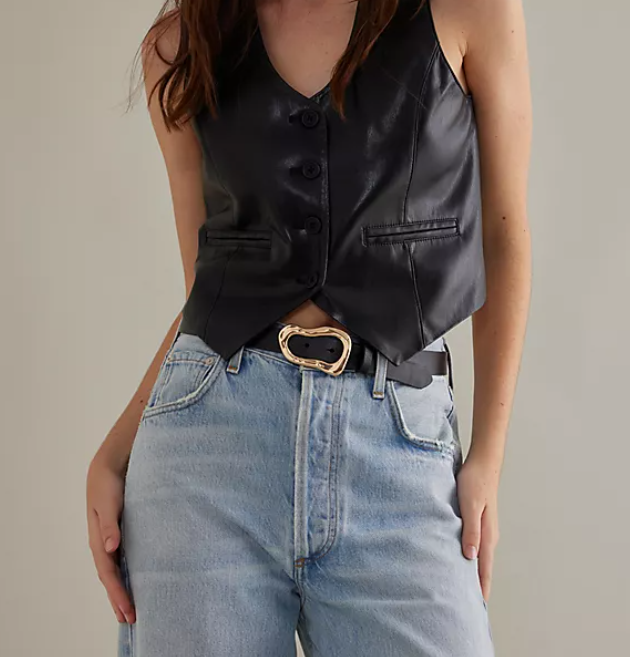 belt buckles are very chic to achieve model style

